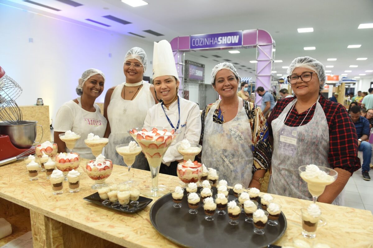 SÃO LUÍS - O Sistema FIEMA, em parceria com o Senac, apresenta a Cozinha Show, um espaço gastronômico que faz parte da programação da Expo Indústria Maranhão 2023, o maior evento multissetorial do Norte e Nordeste. A Cozinha Show oferecerá oficinas gratuitas de preparo de pratos, bebidas, sobremesas e etiqueta à mesa, ministradas por profissionais qualificados do Senac. As oficinas são uma oportunidade para os visitantes da feira aprenderem receitas saborosas, saudáveis e regionais, além de dicas de como servir e harmonizar os alimentos com vinhos e coquetéis. Para falar mais sobre a Cozinha Show do Senac na Expo Indústria Maranhão 2023, conversamos com a gerente do Restaurante Escola Senac, Gabriela Vasconcellos, responsável pela programação do espaço gastronômico. “A cozinha show é uma iniciativa do Senac para valorizar a gastronomia maranhense e promover a qualificação profissional no setor. Queremos mostrar ao público da Expo Indústria Maranhão 2023 a diversidade e a riqueza dos nossos ingredientes, pratos e bebidas, além de ensinar técnicas e dicas de preparo e serviço. É uma oportunidade única de aprender e se deliciar com a Cozinha Show do Senac.” Gilberto Matos, coordenador da Expo Indústria Maranhão 2023, afirma que a Expo Indústria Maranhão 2023 é o maior evento do setor industrial do estado, que reúne empresas, instituições, entidades e profissionais de diversas áreas. “A Cozinha Show do Senac é um dos destaques da nossa programação, pois oferece uma experiência gastronômica diferenciada e gratuita para os visitantes da feira. É uma forma de valorizar a cultura e a economia local, além de incentivar a inovação e a sustentabilidade na indústria alimentícia.” A Cozinha Show funcionará de 9 a 12 de novembro, no Multicenter Negócios e Eventos, em São Luís. As inscrições são feitas no local, por ordem de chegada, e as vagas são limitadas. Confira a programação completa das oficinas: - 9/11: Oficina de Preparo de Saladas e Oficina de coquetéis com Gin; - 10/11: Oficina de preparo de um prato regional e aula de Etiqueta à Mesa; - 11/11: Oficina de preparo de uma Sobremesa regional e de drinques com elementos regionais; - 12/11: Oficina de preparo de comida light e diet e serviços de vinho e harmonização com alimentos Não perca essa chance de ampliar seus conhecimentos e habilidades culinárias com a Cozinha Show do Senac na Expo Indústria Maranhão 2023. Venha participar e degustar as delícias que o Senac preparou para você! A Expo Indústria Maranhão 2023 acontece entre 9 e 12 de novembro, no Multicenter Negócios e Eventos e tem realização do Sistema FIEMA (SESI, SENAI e IEL) e da Confederação Nacional da Indústria (CNI), com correalização do Governo do Estado e do Sebrae. Para saber mais sobre a programação e se inscrever na feira, acesse o site www.expoindustriama.com.br.