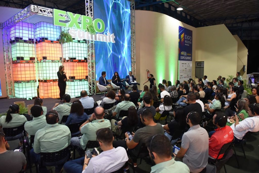 Especialistas abordarão o desenvolvimento sustentável, no dia 3 de outubro no Multicenter Negócios e Eventos SÃO LUÍS – A cultura como matéria-prima da inovação. A Expo Indústria 2025, que ocorrerá de quinta-feira (2) a domingo (5) no Multicenter Negócios e Eventos (Cohafuma), abre espaço para a discussão sobre o papel da cultura na economia criativa em um dos painéis do Expo Summit, parte da programação da maior feira multissetorial do Norte e Nordeste. O debate acontecerá nesta sexta-feira (3), das 19h30 às 20h30, com organização do SESI-MA e a presença dos especialistas Paula Duarte Bosso Schnor e Antenor José de Oliveira Neto. A Expo Indústria Maranhão é uma realização do Sistema FIEMA (CIEMA, SESI, SENAI, IEL e Federação) e da Confederação Nacional da Indústria (CNI), com correalização do Governo do Estado e do Sebrae. Economista com trajetória no desenvolvimento industrial e atuação em economia solidária, cooperativismo e inovação, Paula Duarte Bosso Schnor destacou que a cultura deve ser compreendida não apenas como insumo, mas como valor simbólico que carrega identidade e pertencimento. “A cultura é o coração da economia criativa. Mais do que matéria-prima, ela é valor simbólico que preserva a identidade dos territórios e sustenta a arte e a inovação. Além de gerar empregos e movimentar cadeias produtivas, a cultura transforma, educa e conecta. Reconhecer seu papel como valor — e não apenas recurso — é essencial para construir uma economia criativa ética, inclusiva e sustentável, com protagonismo das comunidades criadoras”, afirmou. Para ampliar a rede da economia criativa no Maranhão, Paula Duarte defende o fortalecimento de agentes locais, a conexão entre saberes tradicionais e inovação tecnológica e a criação de políticas públicas integradas. “A cultura deve ser vista como estratégica, capaz de gerar renda, inclusão e transformação social de forma sustentável”, acrescentou. Ela também relacionou o conceito de Soft Power ao desenvolvimento social: “Quando a capacidade de influenciar por meio da cultura, valores e ideias é aliada ao desenvolvimento social — com investimentos em educação, inclusão e criatividade — ela fortalece a imagem de um território, gera oportunidades e melhora a qualidade de vida da população. É uma forma de transformar capital simbólico em impacto real e sustentável.” CULTURA E OPORTUNIDADE - Com 30 anos de experiência na área cultural e uma década à frente do Programa de Cultura da FIRJAN SESI, o professor Antenor José de Oliveira Neto reforçou a importância de transformar o patrimônio cultural maranhense em oportunidades econômicas. “O Maranhão já tem um patrimônio cultural riquíssimo. O caminho é transformar essa riqueza em oportunidade econômica: investir em políticas de incentivo, capacitação, empreendedorismo e conexão entre cultura, turismo, tecnologia e educação. Assim, a diversidade se converte em desenvolvimento sustentável”, destacou. Ele ressaltou ainda o papel estratégico da indústria no fomento à economia criativa: “A indústria é a maior patrocinadora da cultura no País, segundo pesquisa da FGV, por meio da Lei Rouanet. Ao apoiar projetos culturais, cria relação com seus públicos, fortalece sua reputação e dinamiza cadeias produtivas como música, teatro, audiovisual, moda e design, conectando criatividade com geração de renda e empregos.” Segundo Antenor Neto, não há como pensar o potencial da economia criativa sem integrar a dimensão social. “Num País tão diverso, mas ao mesmo tempo desigual como o Brasil, é impossível pensar o potencial econômico sem olhar para as questões sociais. A economia criativa promove inclusão e pertencimento. Valoriza saberes locais, abre espaço para jovens, mulheres e comunidades vulneráveis e gera novas formas de trabalho. Investir em cultura é investir em cidadania e transformação social.” Com diferentes perspectivas e trajetórias, Paula Duarte e Antenor José trazem ao painel uma visão convergente: a cultura, quando reconhecida como valor e articulada com políticas públicas, inovação e indústria, tem potencial para impulsionar a economia criativa e gerar desenvolvimento sustentável no Maranhão e em todo o Brasil. EXPO INDÚSTRIA – A Expo Indústria Maranhão 2025 acontece de 2 a 5 de outubro, no Multicenter Negócios e Eventos, sob a realização do Sistema FIEMA (CIEMA, SESI, SENAI, IEL e Federação) e da Confederação Nacional da Indústria (CNI), com correalização do Governo do Estado e do Sebrae. A feira conta com patrocinadores que acreditam no desenvolvimento do Maranhão, tendo como Cota Ouro: Grupo Equatorial (Equatorial Maranhão, EQT Lab, Equatorial Telecom e Echoenergia), Alumar, Programa de Desenvolvimento de Fornecedores (PDF Maranhão), Prefeitura de São Luís e Vale; e como Cota Prata: Aço Verde do Brasil (AVB), Cimento Bravo, Eneva, Suzano, Inpasa, VLI, Banco da Amazônia, Banco do Nordeste, Caixa e Apex Brasil, via Ministério do Desenvolvimento, Indústria, Comércio e Serviços do Governo Federal. A programação inclui shows de Mauricio Manieri, Tiago Iorc e Biquini, além de palestras magnas com Samy Dana, Ricardo Wagner e Dr. Juan Pablo Boeira. Para saber mais e se inscrever gratuitamente na feira, acesse: www.expoindustriama.com.br.