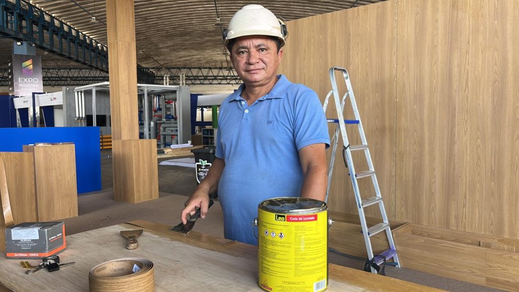 O empresário e marceneiro, Ademir Costa Leite, participa da montagem dos estandes da Expo Indústria Maranhão
